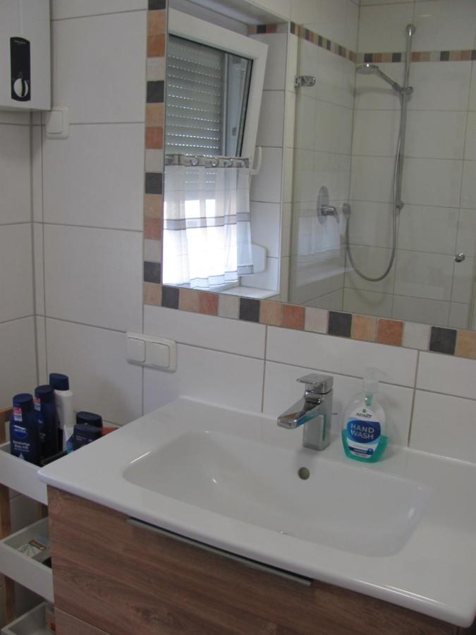 #1Gemuetliches Ruhiges Sonniges Balkonzimmer Mit Gemeinschaftsbad W-Lan Airport Nah Late Night Check In Haus Nr 9,5 Trunkelsberg Exterior foto
